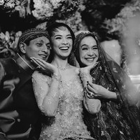 Rona bahagia tampak terpancar dari wajah Mesty dan kedua orangtuanya. Foto: Instagram/mestyariotedjo