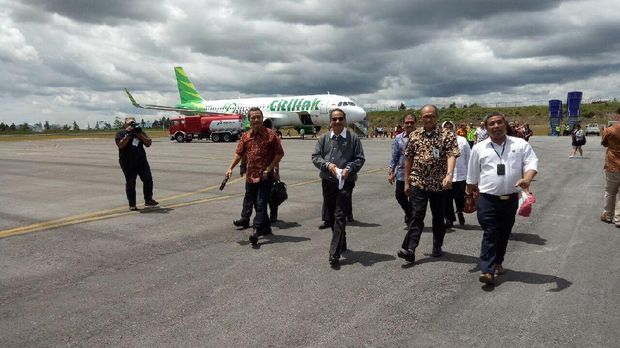 Menteri Pariwisata Arief Yahya (tengah berbaju abu-abu) saat menjajal penerbangan langsung Citilink ke Bandara Silangit 