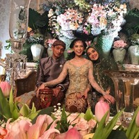 Mesty melanjutkan acara siraman dengan Dulangan Kapungkasan, yakni suapan terakhir calon pengantin dari orangtuanya. Foto: Instagram/mestyariotedjo
