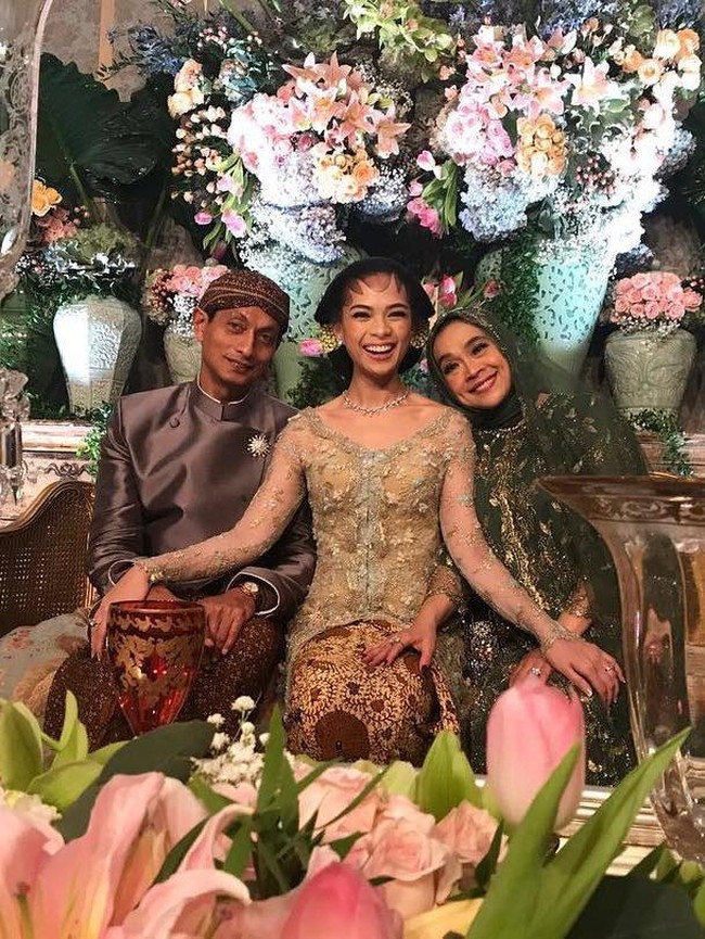 Mesty melanjutkan acara siraman dengan Dulangan Kapungkasan, yakni suapan terakhir calon pengantin dari orangtuanya. Foto: Instagram/mestyariotedjo