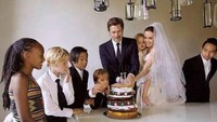 Keunikan pernikahan Brad Pitt dan Angelina Jolie tidak ada cake mewah. Mereka justru memakai cake buatan anaknya, Pax. Foto: Istimewa