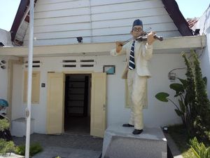 Melihat Rumah Wafat WR Soepratman di Surabaya