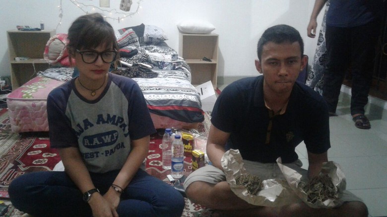 Diciduk di Kamar, Penangkapan Artis Savhi Disaksikan Orang Tua Pacar Diciduk di Kamar, Penangkapan Artis Savhi Disaksikan Orang Tua Pacar