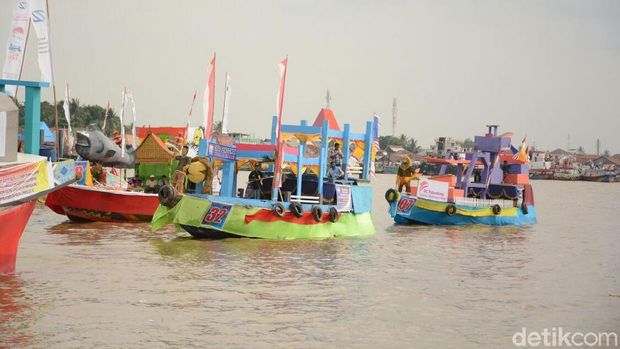 Peringati Sumpah Pemuda, Warga Lomba Perahu Hias dan Bidar di Musi