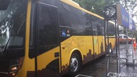 Bus ini memiliki spesifikasi daya 220 kilowatt atau sekitar 290 tenaga kuda (horse power). Diperlukan waktu pengisian daya baterai bus selama 5-6 jam untuk melaju sejauh 60 kilometer (km). 