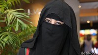 Ia masih konsisten dengan busana dan cadar serbahitam. Foto: Pipik Dian Irawati / Hanif Hawari