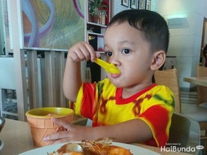 3 Cara Terapkan Pola Makan Seimbang pada Anak