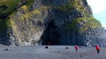 Foto: Mungkin Ini Pantai dengan Pasir Paling Hitam di Dunia