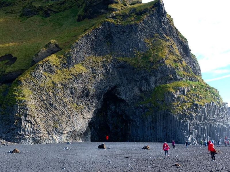 Foto Mungkin Ini Pantai Dengan Pasir Paling Hitam Di Dunia