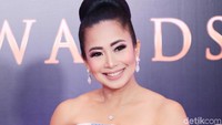 Mengenakan dress menyapu lantai berwarna putih, Feni Rose terlihat sangat anggun.