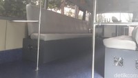 Bagian dalam bus pun tampak sama seperti bus konvensional lainnya. Kursi penumpang memanjang di sisi kiri dan kanan bus untuk menampung mahasiswa dari satu fakultas ke fakultas lain.