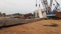 Girden beton yang menopang proyek Tol Pasuruan-Probolinggo, Jawa Timur ambruk,  Minggu (29/10) dan menimpa sebuah truk kontainer, pikap, dan dua motor.