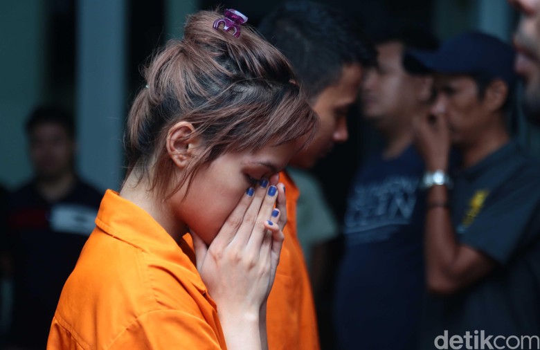 Artis FTV dan Pacar Pesan Narkoba, Polisi Nyamar Jadi Driver Gojek Artis FTV dan Pacar Pesan Narkoba, Polisi Nyamar Jadi Driver Gojek