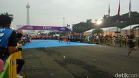 Wakil Gubernur DKI Jakarta Sandiaga Uno resmi membuka Jakarta Marathon Day 2017 mengibarkan bendera putih hitam tepat pukul 05.00 WIB.