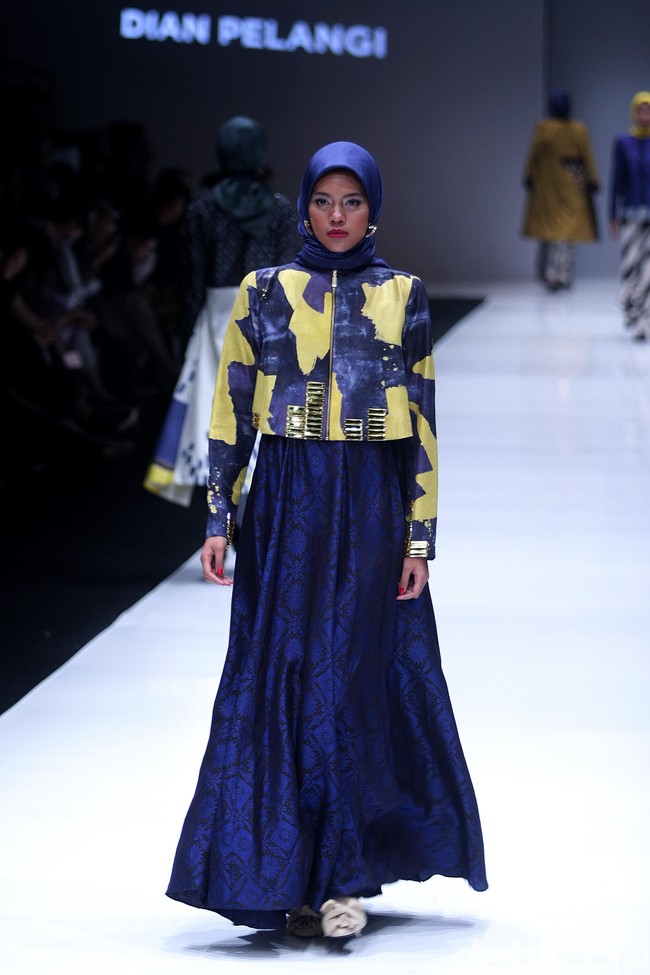 Koleksi terbaru desainer Dian Pelangi yang mengangkat tema bertajuk Arsiran di Jakarta Fashion Week 2018. Senayan City, Jakarta, Minggu (22/10/2017). Foto: Mohammad Abduh/Wolipop