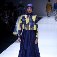 Koleksi terbaru desainer Dian Pelangi yang mengangkat tema bertajuk Arsiran di Jakarta Fashion Week 2018. Senayan City, Jakarta, Minggu (22/10/2017). Foto: Mohammad Abduh/Wolipop