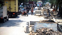 Proyek ini juga menyebabkan kemacetan yang cukup parah pada jam-jam tertentu.