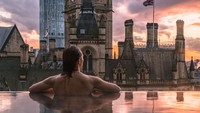 Manchester Town Hall juga berfungsi sebagai kantor pemerintahan daerah. Desain dan bentuknya bergaya Victoria khas Inggris. (King Street Townhouse)