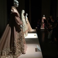 Shafira menjadi satu-satunya label busana muslim asal Indonesia yang mewakili Asia untuk memamerkan karyanya di pameran bergengsi seputar fashion yang dibuat 100% handmade, Swarovski Sparkling Couture Infinity 2017. Pameran tersebut dihelat pada 25 Oktober 2017 di Jumeirah Mina A Salam Hotel, Dubai.  Foto: Dok. Shafira