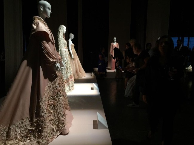 Shafira menjadi satu-satunya label busana muslim asal Indonesia yang mewakili Asia untuk memamerkan karyanya di pameran bergengsi seputar fashion yang dibuat 100% handmade, Swarovski Sparkling Couture Infinity 2017. Pameran tersebut dihelat pada 25 Oktober 2017 di Jumeirah Mina A Salam Hotel, Dubai.  Foto: Dok. Shafira