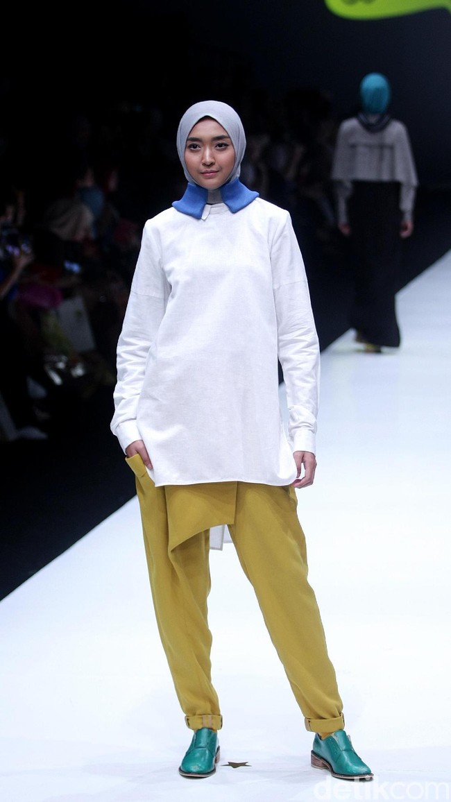 koleksi terbaru L.tru dan Mice Cartoon menampilkan koleksi busana cerah bersiluet simpel dan elegan. Yang mengangkat tema Dear Women di Jakarta Fashion Week 2018, Senayan City, Jakarta. Foto: Mohammad Abduh/Wolipop