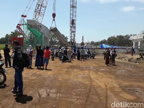 Pasca girder flyover Tol Pasuruan-Probolinggo ambruk/