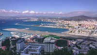 Di Gibraltar, sebuah negara di ujung Semenanjung Iberia punya bandara unik. Runway pesawatnya menggunakan jalan umum! (Bradoj/Instagram)