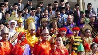 Wali Kota Pangkalpinang bersama murid-murid SD dan SMP setempat yang hadir mengenakan pakaian adat dari 34 provinsi di Indonesia.