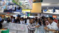 Terlihat sidak tersebut langsung jadi pusat perhatian pengunjung.