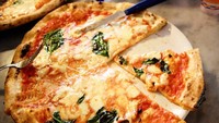 Kota Naples terkenal sebagai tempat kelahiran pizza. Pizza diberi lapisan saus tipis, keju dan pinggiran tipis renyah.