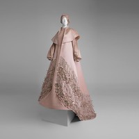 Mengusung tema Majestic Shafira, label Shafira mengajikan potongan gaun mewah yang polos dilengkapi long outerwear penuh detail. Palet nude menjadi pilihan warna yang manis dan menarik. Foto: Dok. Shafira