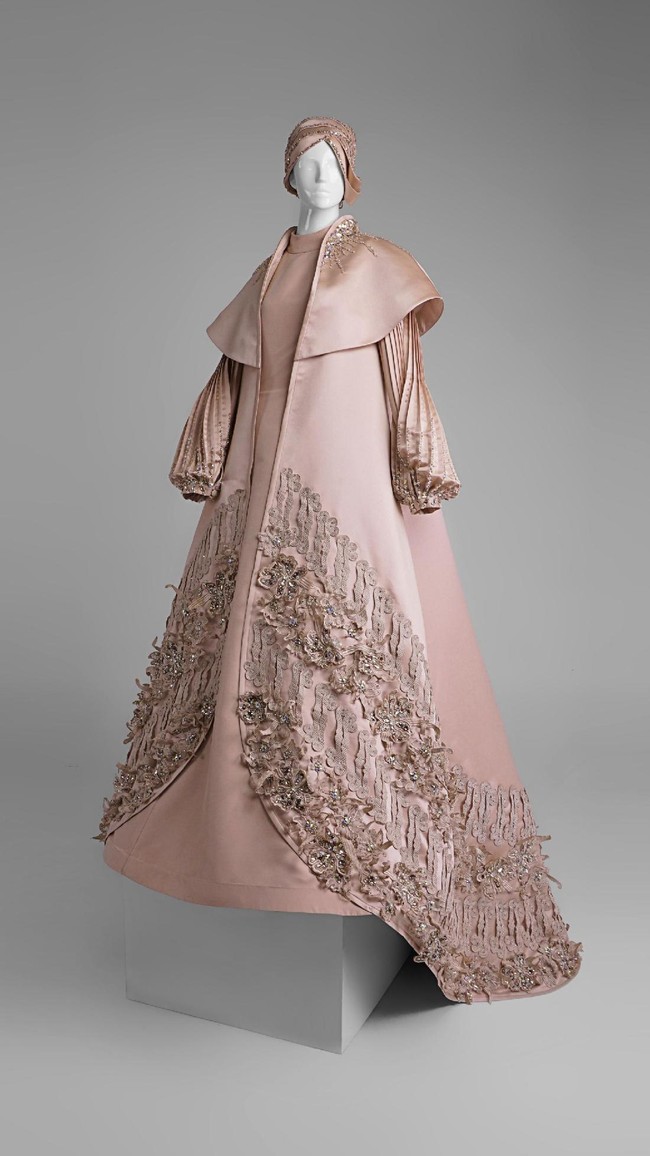 Mengusung tema Majestic Shafira, label Shafira mengajikan potongan gaun mewah yang polos dilengkapi long outerwear penuh detail. Palet nude menjadi pilihan warna yang manis dan menarik. Foto: Dok. Shafira