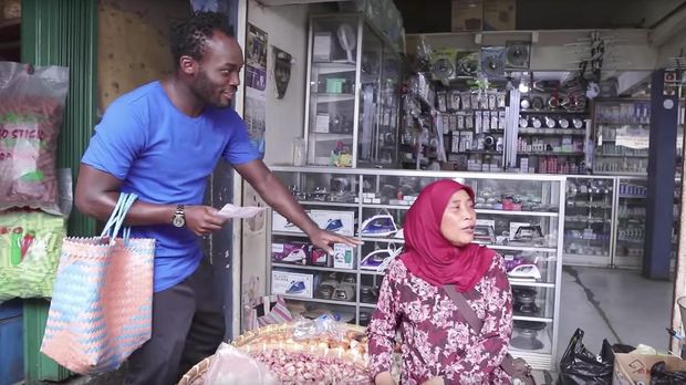 Michael Essien (kiri) mendapat kompensasi sekitar Rp884 juta dari Panathinaikos. (