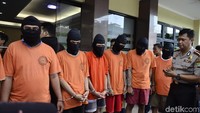 Tujuh orang komplotan penipu yang mencuri 20 motor milik sopir ojek online akhirnya ditangkap polisi. Pelaku ditunjukan kepada wartawan di Mapolres Jaksel, Jalan Wijaya, Kebayoran Baru, Senin (30/10/2017).