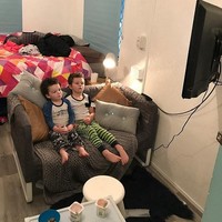 Rumah kecil berukuran tiga kali enam meter itu memiliki ruang santai, dapur, ruang makan dan juga kamar tidur utama. Foto: Facebook