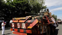 Tank militer Filipina melintasi jalan raya saat mereka tiba dari Marawi.
