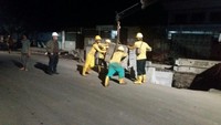 Meski sudah dipagari sedemikian rupa, supaya tak ada lagi yang terperosok dan menghindari celaka, namun lubang masih menganga. Sampai kapan pengerjaan proyek ini berlangsung? (Dok Istimewa)