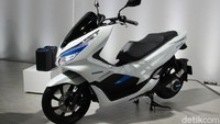Scooter Electric Benly menggunakan baterai yang juga tersemat pada PCX Electric. Berbeda dengan Benly, PCX electric bagian belakang tersemat jok untuk kursi penumpang. Foto: Rangga Rahadiansyah