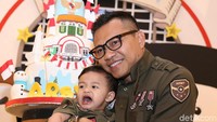 Anang memilih tema Sumpah Pemuda untuk perayaan ulang tahun pertama putra bungsunya itu. Pool/Palevi S/detikFoto.