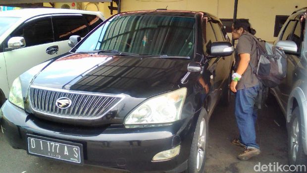 Mobil sewaan yang digunakan Titin untuk meyakinkan korbannya. 