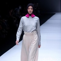 koleksi terbaru L.tru dan Mice Cartoon menampilkan koleksi busana cerah bersiluet simpel dan elegan. Yang mengangkat tema Dear Women di Jakarta Fashion Week 2018, Senayan City, Jakarta. Foto: Mohammad Abduh/Wolipop