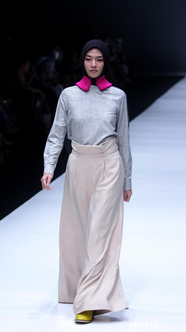 koleksi terbaru L.tru dan Mice Cartoon menampilkan koleksi busana cerah bersiluet simpel dan elegan. Yang mengangkat tema Dear Women di Jakarta Fashion Week 2018, Senayan City, Jakarta. Foto: Mohammad Abduh/Wolipop