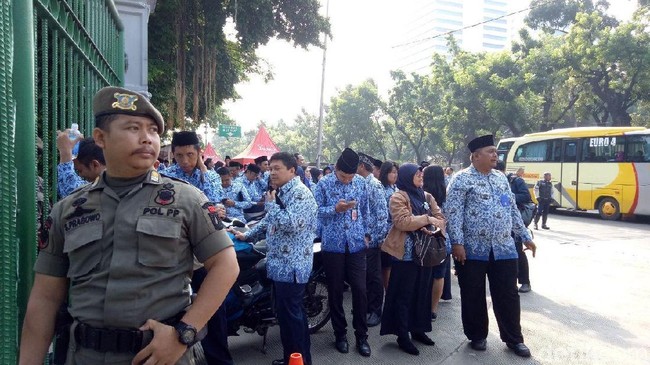 PNS Pria Bisa Ajukan Cuti Sebulan Saat Istri Melahirkan
