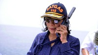 Sebanyak 17 kapal secara simbolis ditenggelamkan di perairan Natuna (10 kapal) dan Tarempa (7 kapal) hari Minggu (29/10) dan dikomandoi langsung oleh Menteri Kelautan dan Perikanan Susi Pudjiastuti selaku komandan Satgas 115 dari Kapal Pengawas Perikanan Orca 2 di perairan Selat Lampa, Kabupaten Natuna. Lilly Aprilya Pregiwati/Humas KKP.
