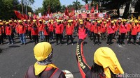 Penampakan sejumlah massa buruh saat melakukan aksi unjuk rasa.