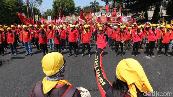 Unjuk Rasa Buruh Tuntut Upah Layak