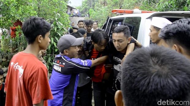 Suami Aten Puspita, shok dan pingsan