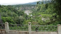 Melewati gerbang, traveler akan mendapati sebuah taman yang berukuran cukup luas. Jalan sedikit ke tengah, tampak jelas panorama Ngarai Sianok dari kejauhan (Randy/detikTravel)