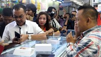 Wahyu Widayat saat berbincang bersama salah satu penjual.