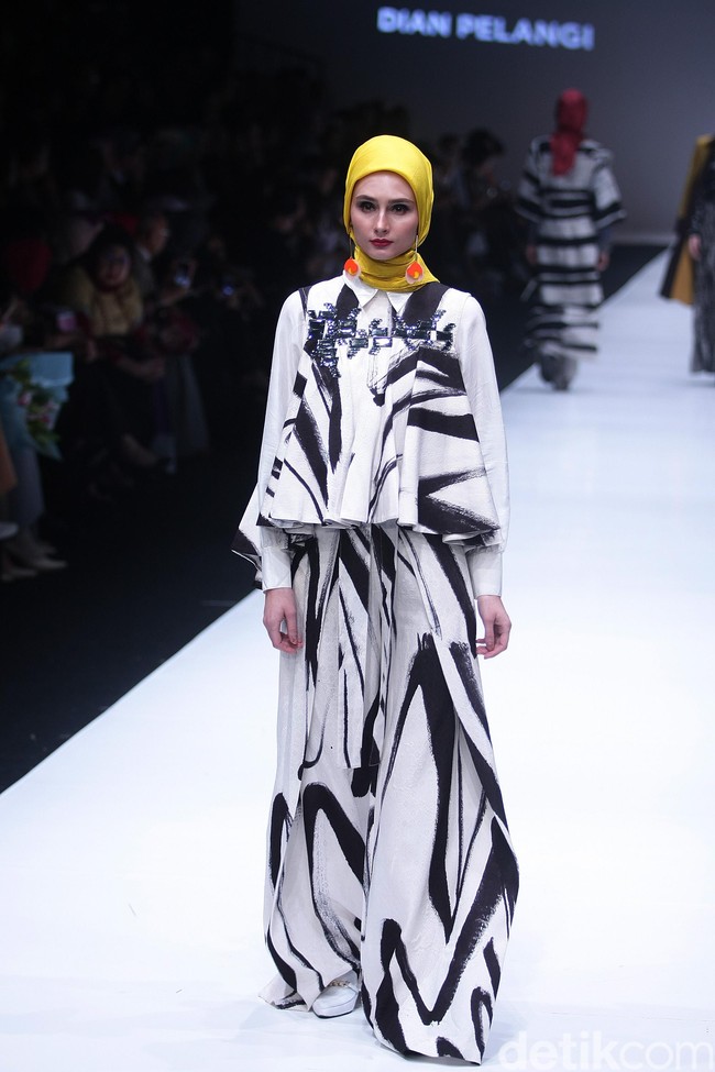 Koleksi terbaru desainer Dian Pelangi yang mengangkat tema bertajuk Arsiran di Jakarta Fashion Week 2018. Senayan City, Jakarta, Minggu (22/10/2017). Foto: Mohammad Abduh/Wolipop
